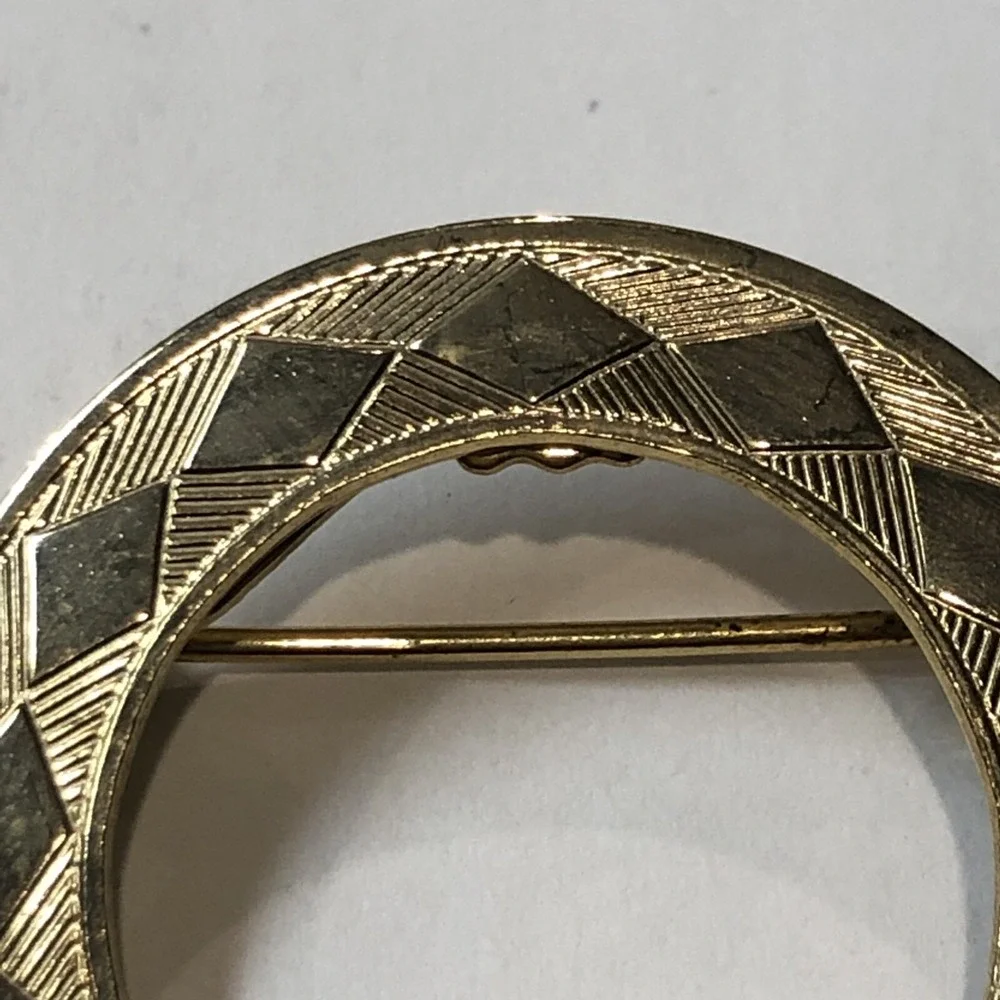 Vintage Gold‎ Tone Textured Geometric Design Circle Lapel Pin 1.25